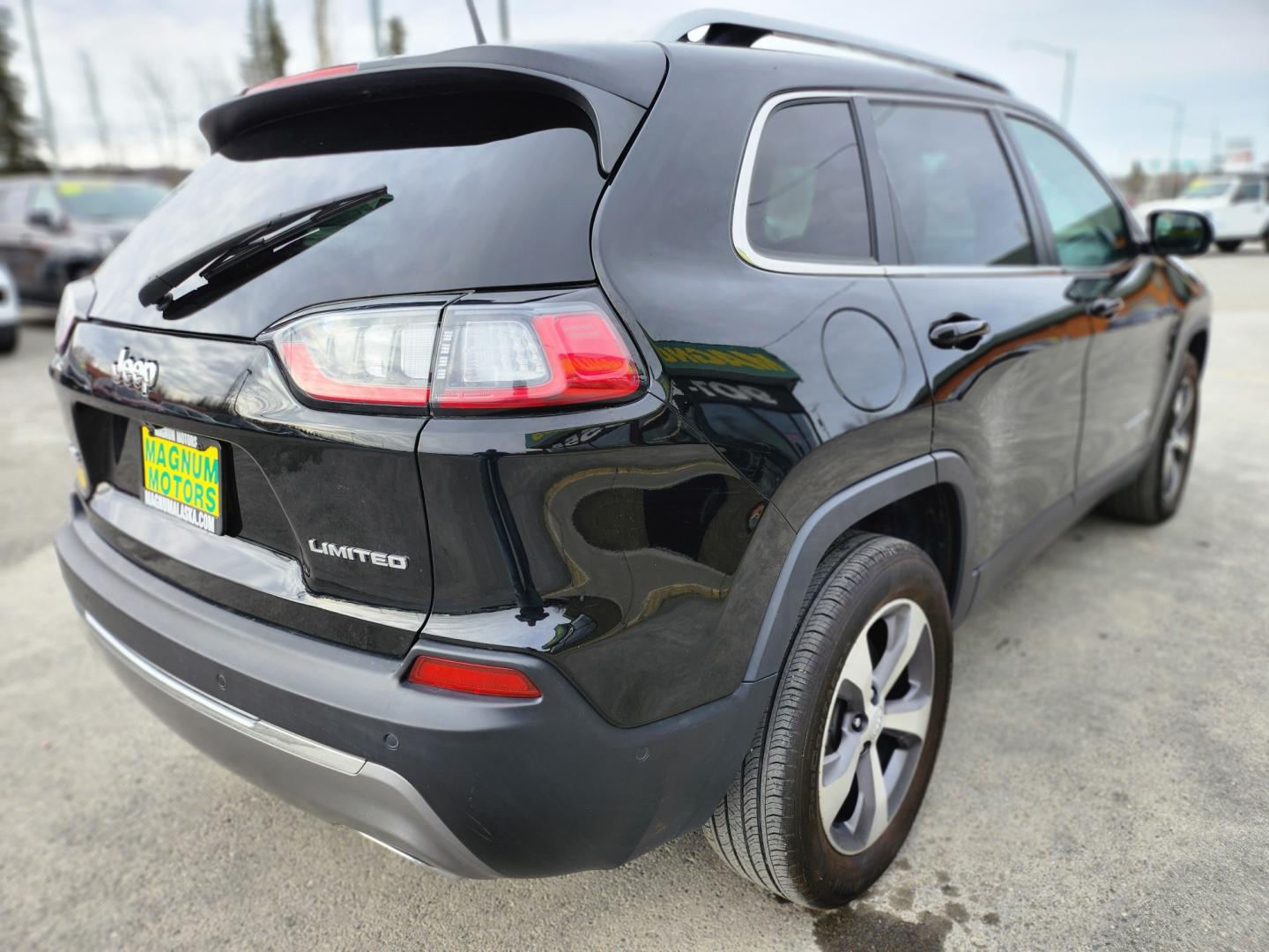 2021 BLACK /Black JEEP CHEROKEE LIMITED (1C4PJMDX6MD) with an 3.2L engine, Automatic transmission, located at 1960 Industrial Drive, Wasilla, 99654, (907) 274-2277, 61.573475, -149.400146 - Photo#5